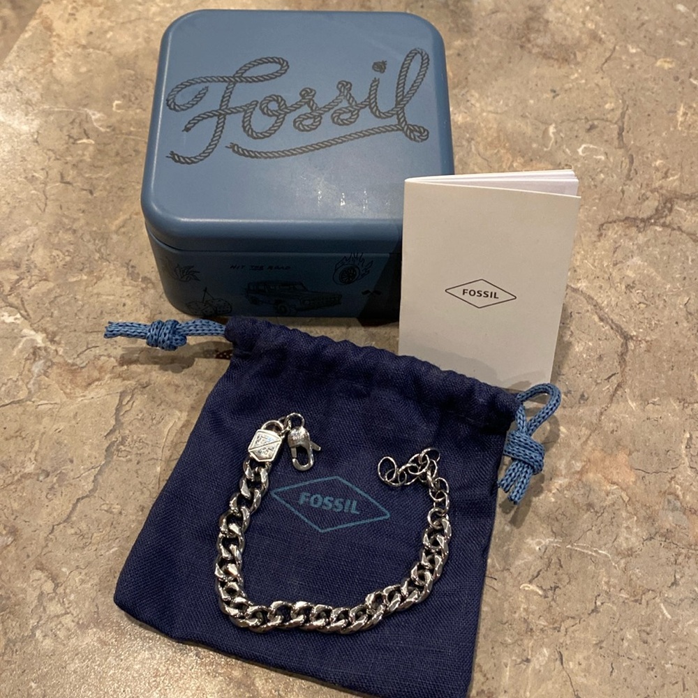 Men’s Fossil stainless steel chain link bracelet. Like new.